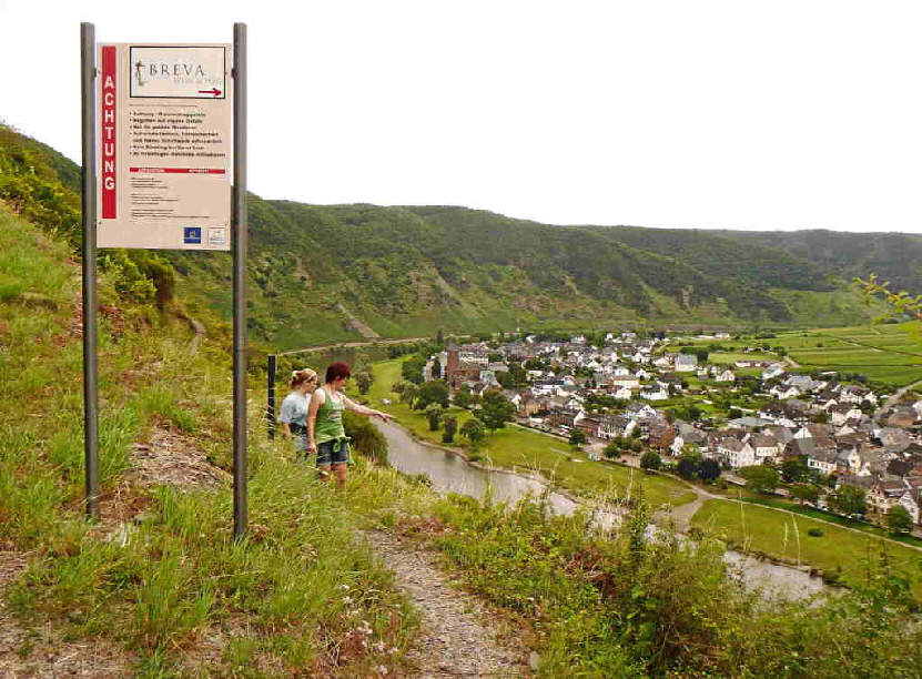 BREVA Wanderweg mit Mosel und Ernst im Hintergrund